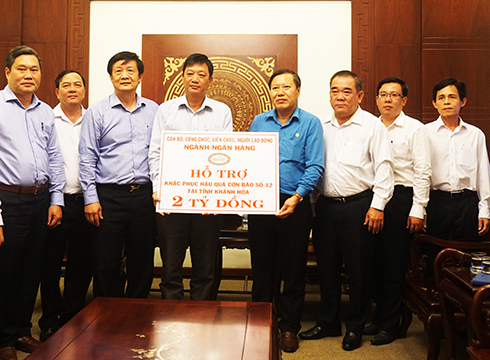 Đại diện Công đoàn Ngân hàng Việt Nam trao  biểu trưng số tiền ủng hộ