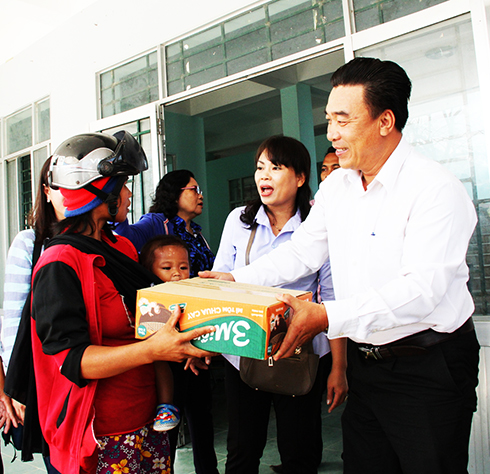 Ông Đoàn Minh Long - Chủ tịch Hội Nhà báo tỉnh trao quà cho người dân bị thiệt hại vì bão