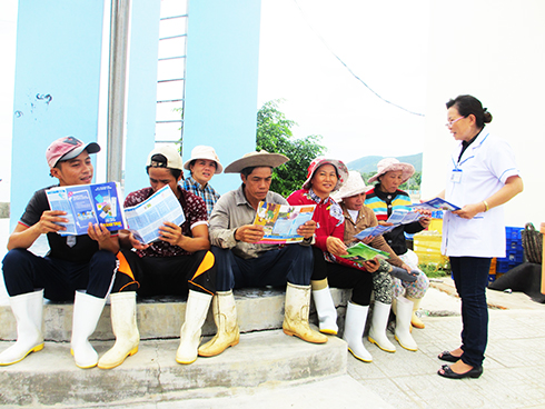 Phát tờ rơi tuyên truyền về dân số cho người dân tại cảng cá Vĩnh Lương