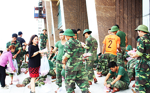 Hội Liên hiệp Phụ nữ TP. Nha Trang mang cơm trưa phục vụ bộ đội giúp dân khắc phục hậu quả do bão