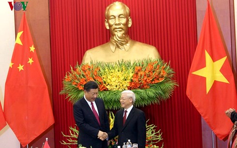 Tổng Bí thư, Chủ tịch Trung Quốc Tập Cận Bình (trái) bắt tay Tổng Bí thư Nguyễn Phú Trọng.