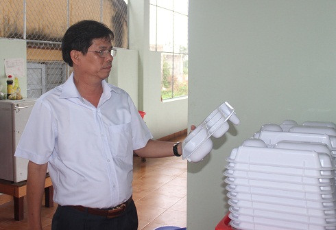 Ông nguyễn Tấn Tuân kiểm tra công tác khắc phục hậu quà doa bão tại Trường tiểu học xã Ninh Bình.