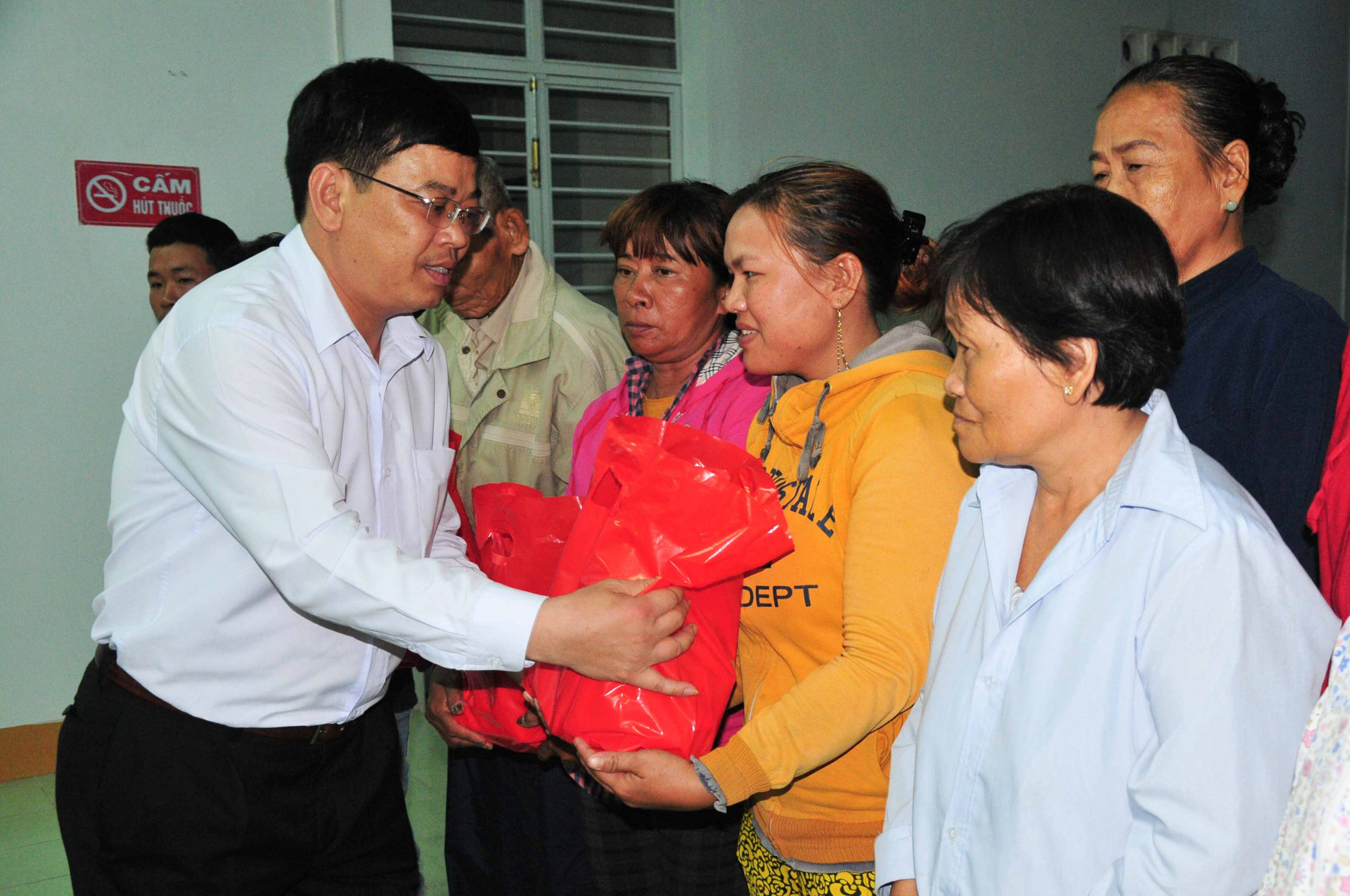 Lãnh đạo UBND thành phố Nha Trang trao quà viện trợ của Nga cho hộ dân có nhà bị sập xã Vĩnh Ngọc