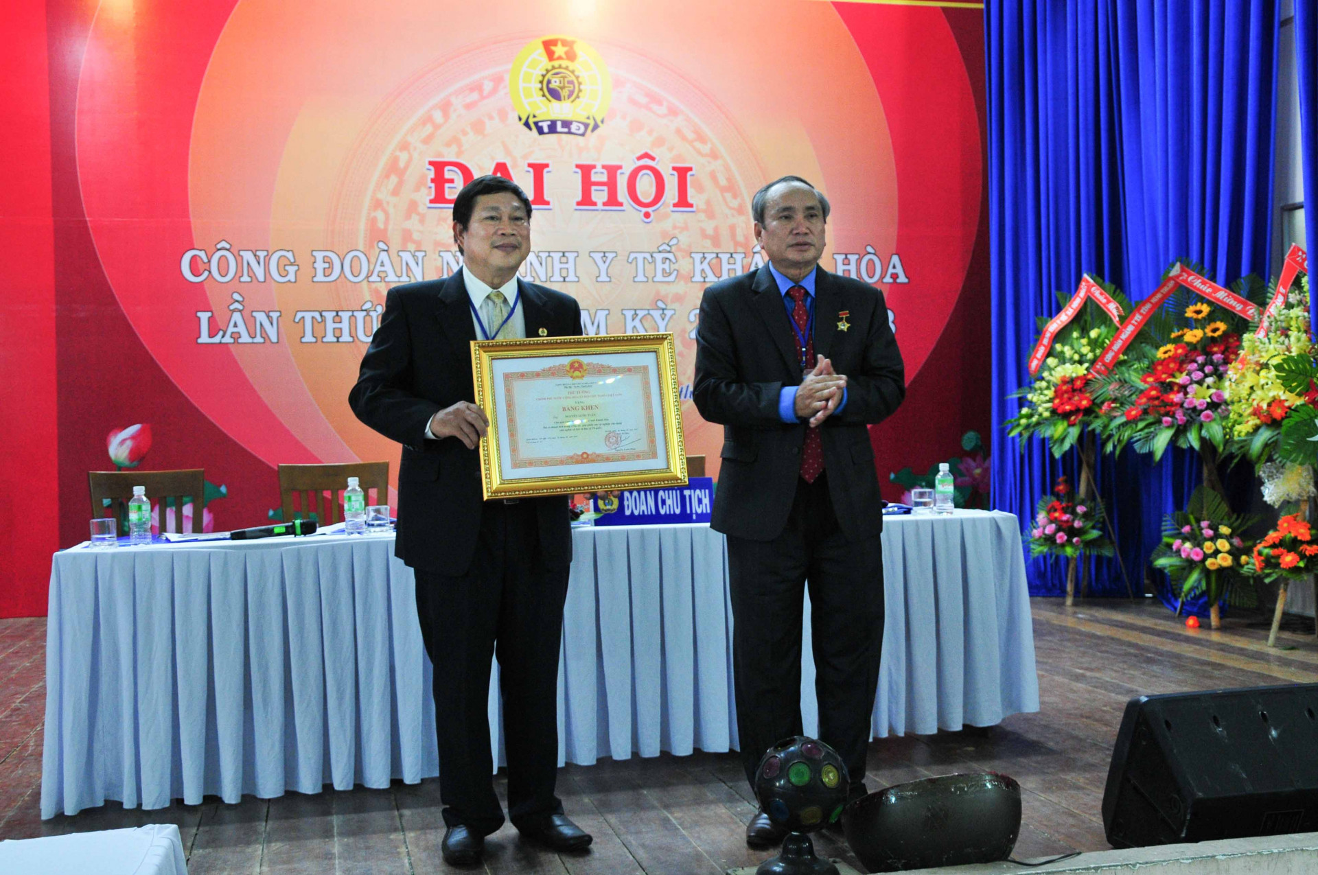 Lãnh đạo Liên đoàn Lao động tỉnh trao bằng khen của Thủ tướng Chính phủ cho ông Nguyễn Quốc Tuấn