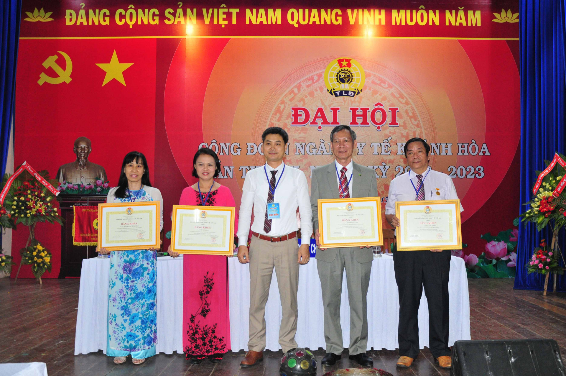 Các đoàn viên công đoàn xuất sắc nhận bằng khen của Công đoàn Y tế Việt Nam