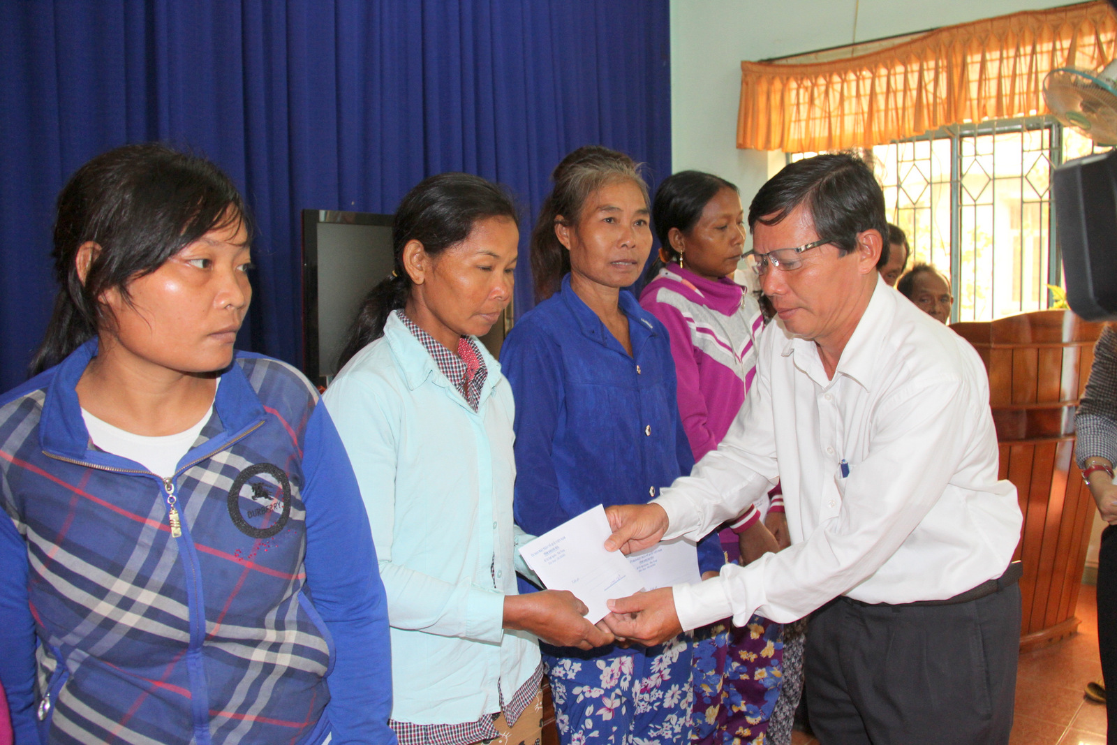 Ông Trần Ngọc Thanh tặng quà cho các hộ gia đình chịu nhiều thiệt hại vì bão 12