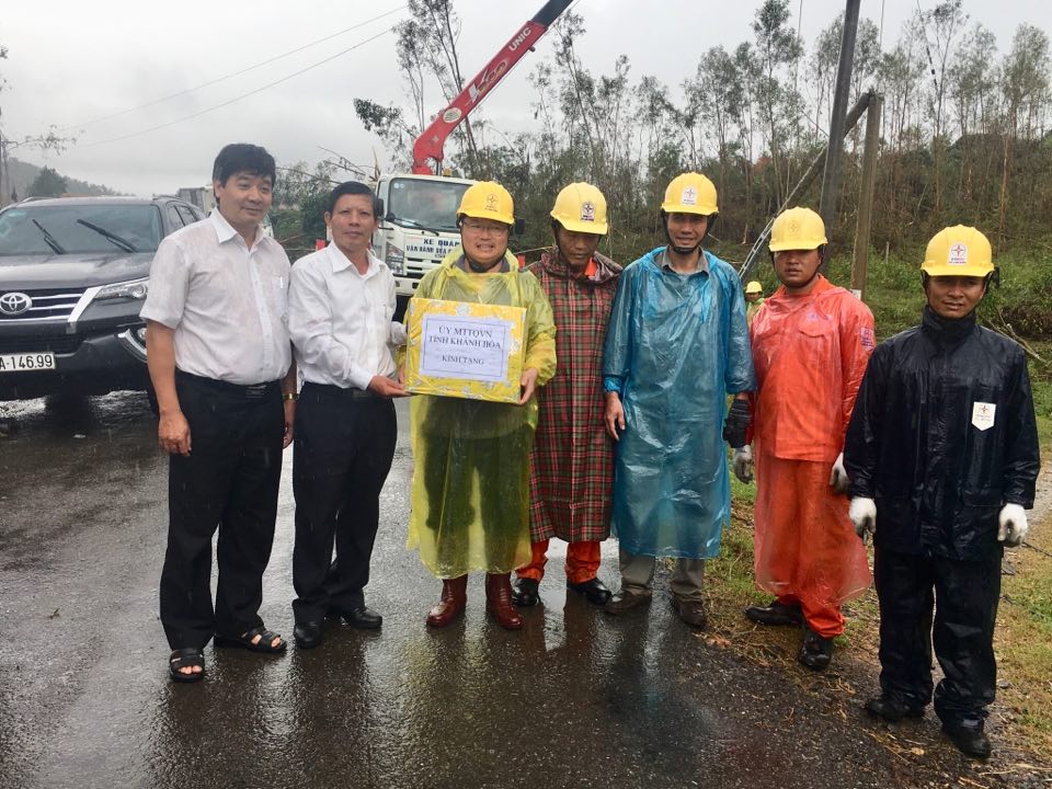 Ông Trần Ngọc Thanh tặng quà cho cán bộ, công nhân công ty Điện lực Lâm Đồng đang hỗ trợ điện lực Khánh Hòa khắc phục hệ thống truyền tải điện