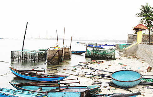 Lồng nuôi thủy sản ở phường Cam Phúc Nam bị bão đánh trôi dạt vào bờ
