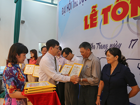 Leader of Nha Trang giving certificates of merit to excellent collectives and individuals.