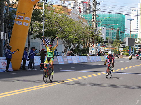 Các tay đua về đích chặng 4 tại Nha Trang.