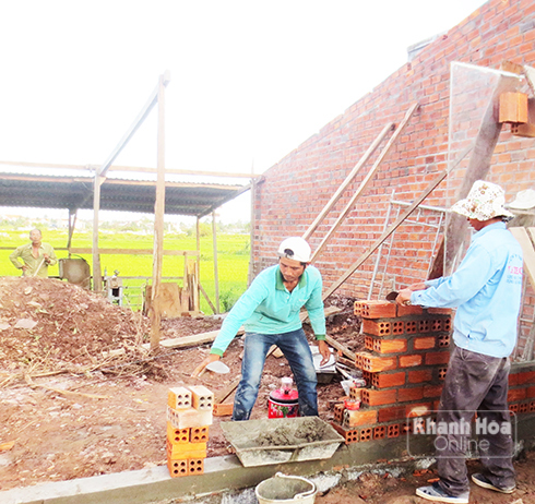Gia đình ông Nguyễn Hữu Bình, xã Ninh An đang xây dựng lại nhà