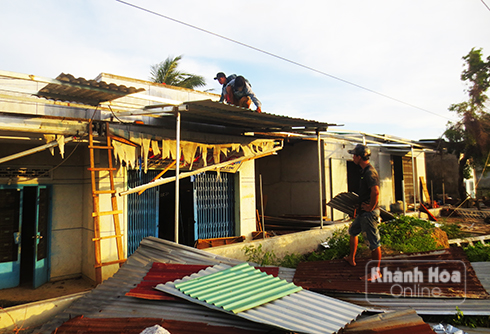 Người dân xã Ninh An, thị xã Ninh Hòa sửa chữa nhà tạm