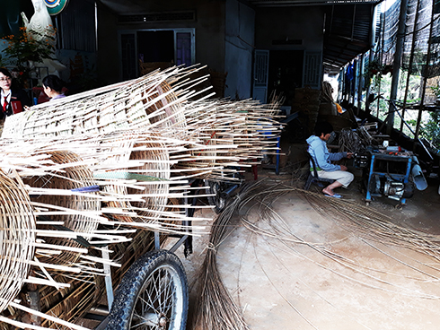 Cơ sở đan giỏ cần xé của  bà Trần Thị Thủy ở xã Cam Hiệp Nam