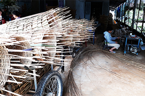 Making baskets in Cam Hiep Nam Commune