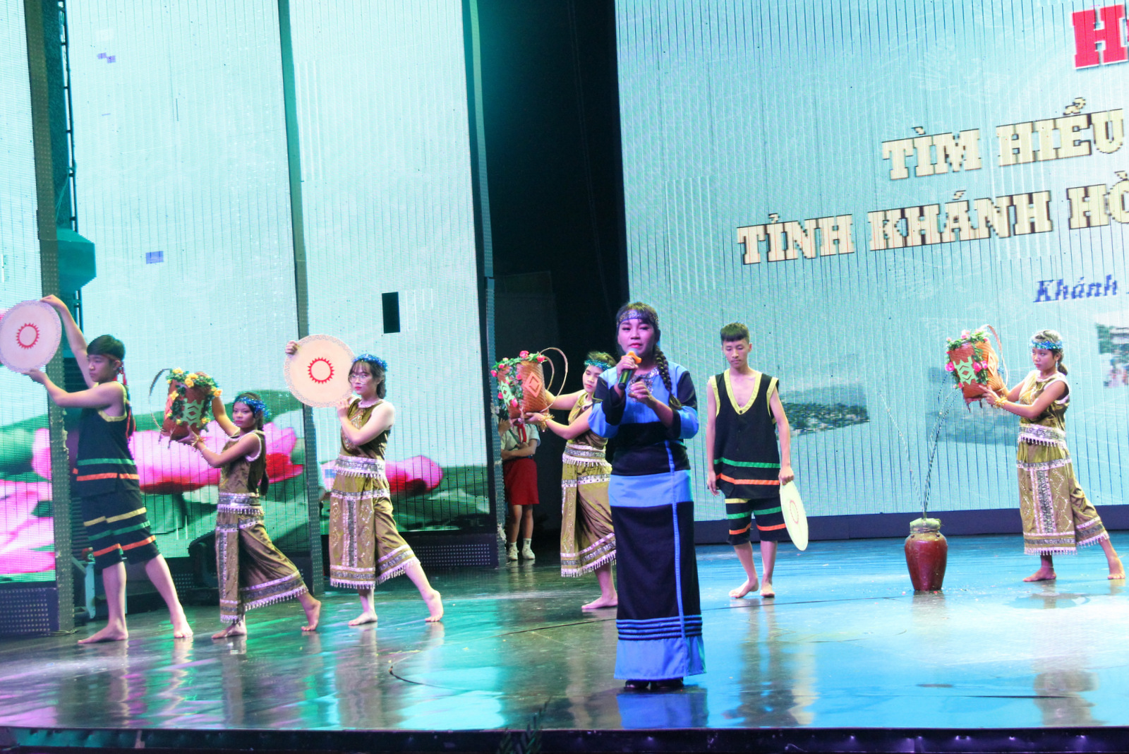 Khanh Son performing “Lễ bỏ mả” (“leaving the grave” rite) of Raglai people.
