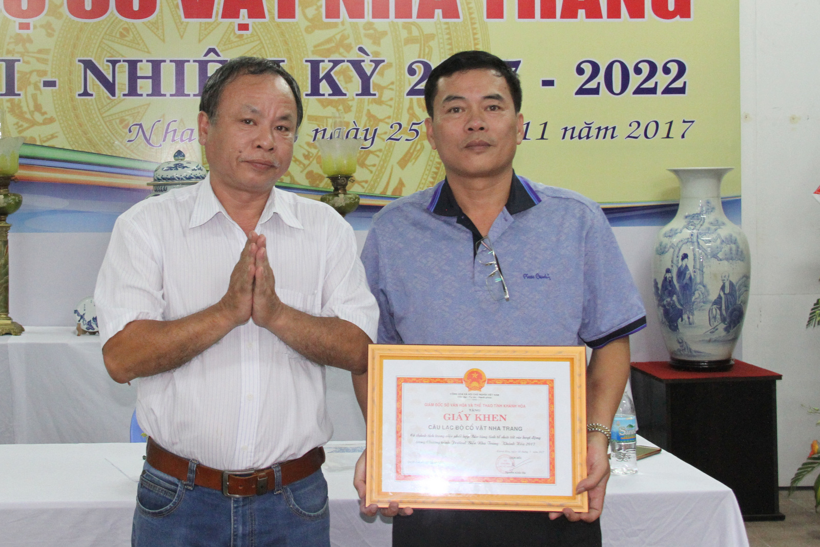 Le Chi Huong, Director of Khanh Hoa Museum, awarding certificate of merit to Nha Trang Antique Club
