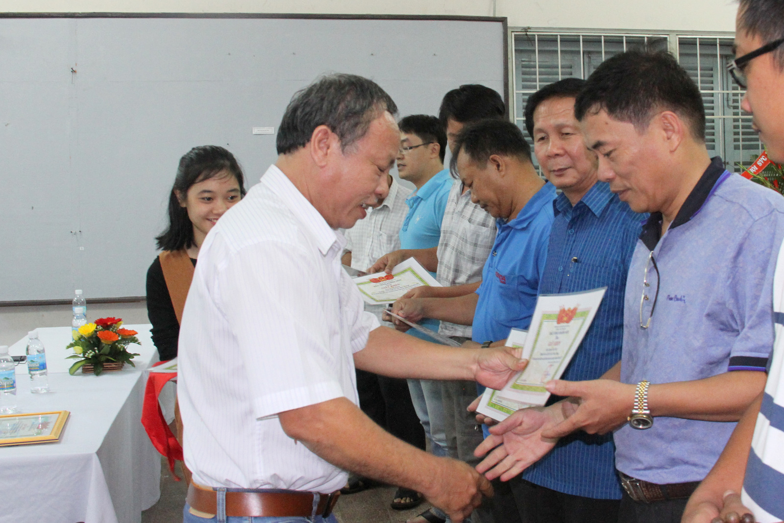 Nha Trang Antique Club’s members receiving certificates of merit from leader of Khanh Hoa Museum
