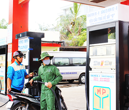 zzNgười dân đổ xăng tại một cửa hàng xăng dầu trên đường Hoàng Diệu (TP. Nha Trang)