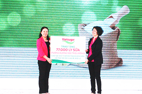 Vinamilk trao tặng 77.000 ly sữa  cho Hội Chữ thập đỏ Khánh Hòa