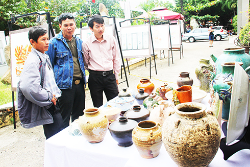Người sưu tập cùng bình luận về đồ cổ tại phiên chợ đồ xưa ở Bảo tàng tỉnh