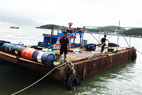 Xà lan thi công nối cáp ngầm  cấp điện cho đảo Trí Nguyên