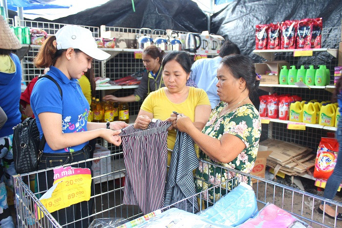 Người dân mua sắm tại điểm bán hàng lưu động của Siêu thị Co.opmart Nha Trang. 
