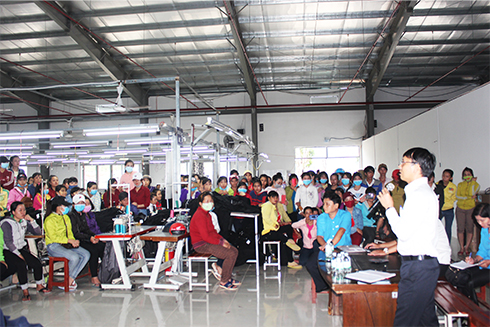 Ông Nguyễn Thanh Hà thông báo hướng xử lý và cam kết của doanh nghiệp cho công nhân