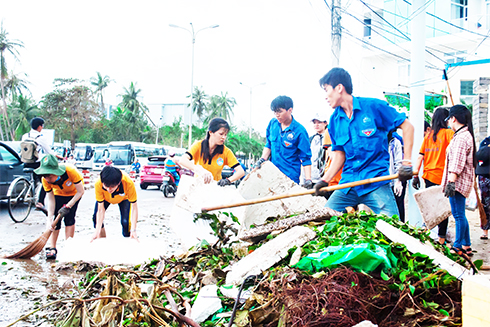 Sinh viên tình nguyện Đoàn trường Đại học Nha Trang tham gia hoạt động ngoại khóa