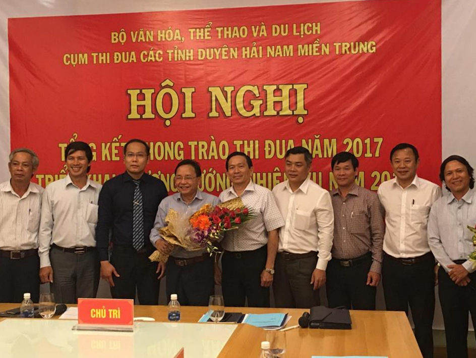 Nguyen Khac Ha, Director of Khanh Hoa Provincial Departments of Culture, Sports and Tourism (third from left) giving flowers to leaders of Quang Nam Provincial Departments of Culture, Sports and Tourism