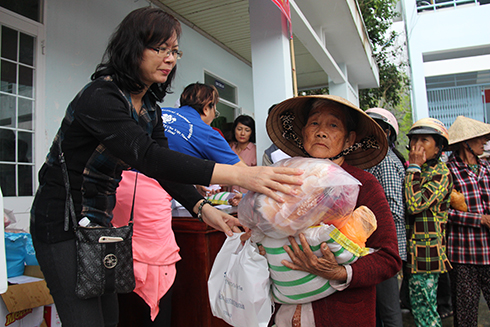 Lãnh đạo Ngân hàng Nông nghiệp và Phát triển nông thôn tỉnh Khánh Hòa trao quà cho người dân vùng bão Vạn Thọ