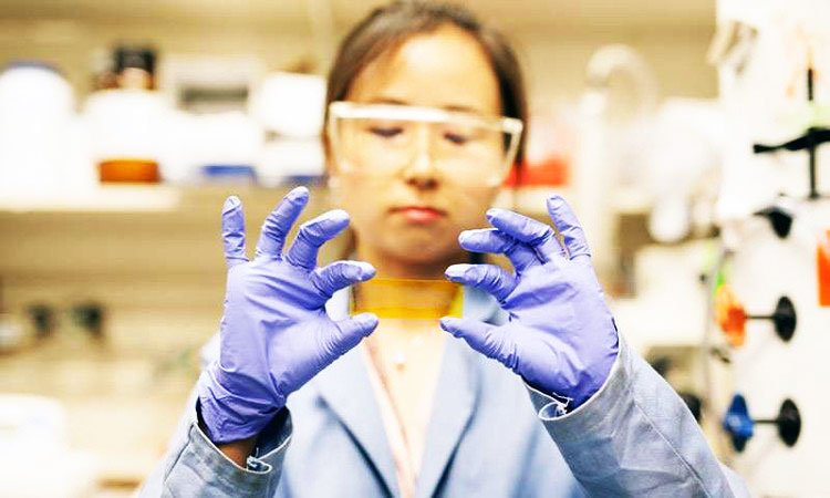  <br>Tiến sĩ Grace Han đang cầm trên tay vật liệu hóa học mới được dùng làm pin trữ năng lượng nhiệt rất hiệu quả.