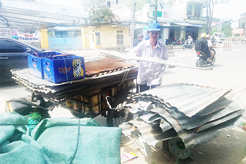Người dân đưa tôn lợp đã được cắt nhỏ,  bán cho một tiệm mua bán phế liệu ở Nha Trang