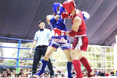 Khanh Hoa’s muay Thai player Nguyen Trung Kien meets Son La’s player in final match of 81kg weight class.
