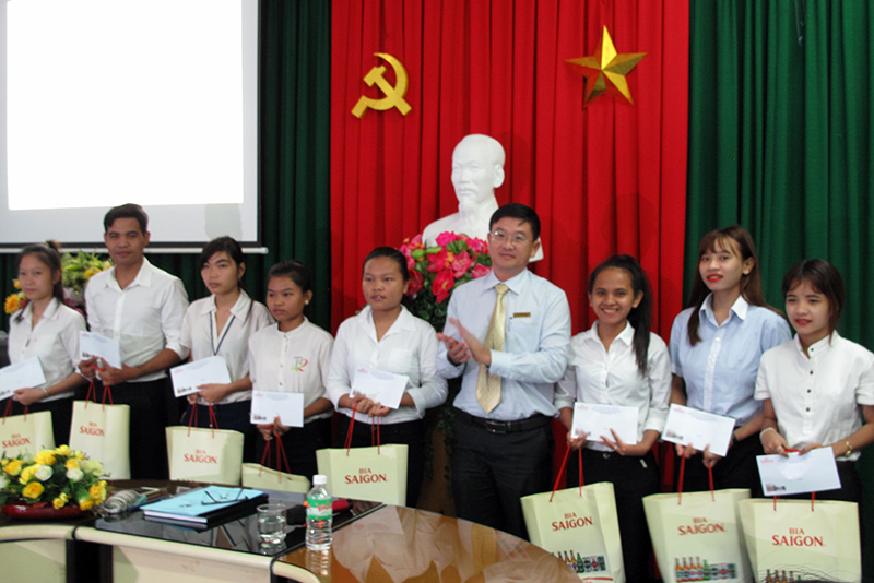 Lãnh đạo Báo Khánh Hòa trao học bổng cho các sinh viên