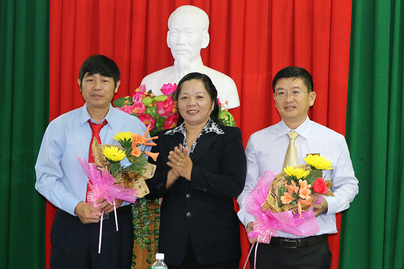 Bà Nguyễn Thị Thanh Hằng - Phó Hiệu trưởng Trường Đại học Khánh Hòa tặng hoa cho Lãnh đạo Báo Khánh Hòa và Công ty Cổ phần Bia Sài Gòn Nam Trung Bộ