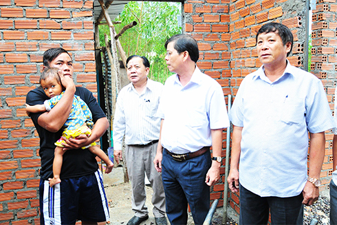Đồng chí Nguyễn Tấn Tuân thăm hỏi người dân xã Suối Cát