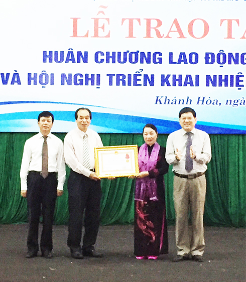 Thừa ủy nhiệm của Chủ tịch nước, ông Nguyễn Duy Bắc trao Huân chương Lao động hạng Nhì cho hội