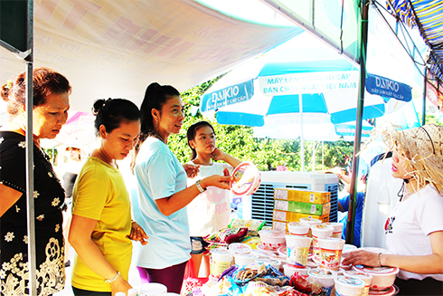 Người dân đảo Bình Ba (TP. Cam Ranh) mua sắm tại phiên chợ hàng Việt ra hải đảo năm 2017