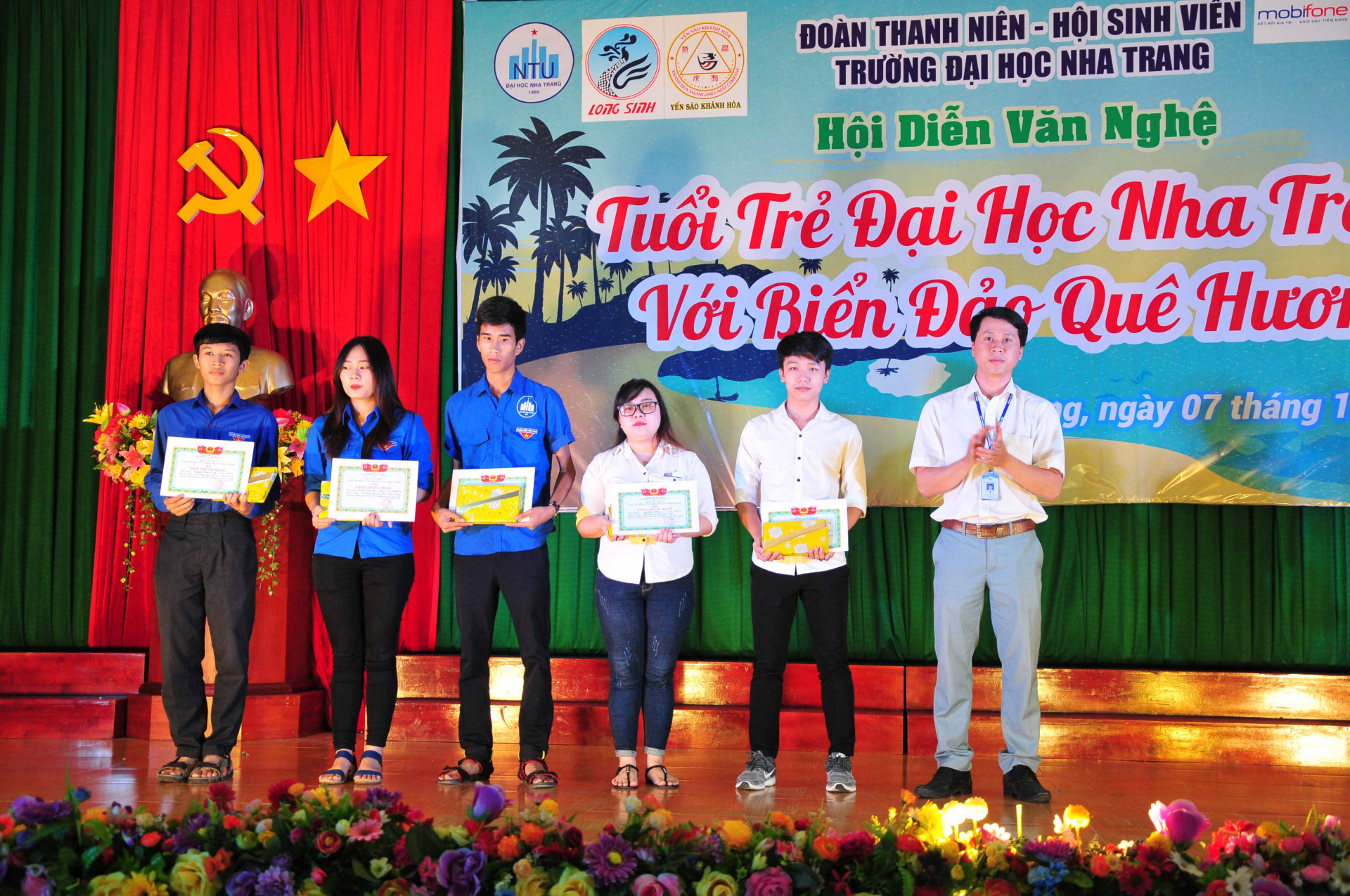 Students winning prizes of contest about writing about Nha Trang University  
