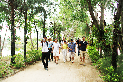 Hướng dẫn viên du lịch dẫn khách đi tham quan tại một điểm du lịch ở Nha Trang