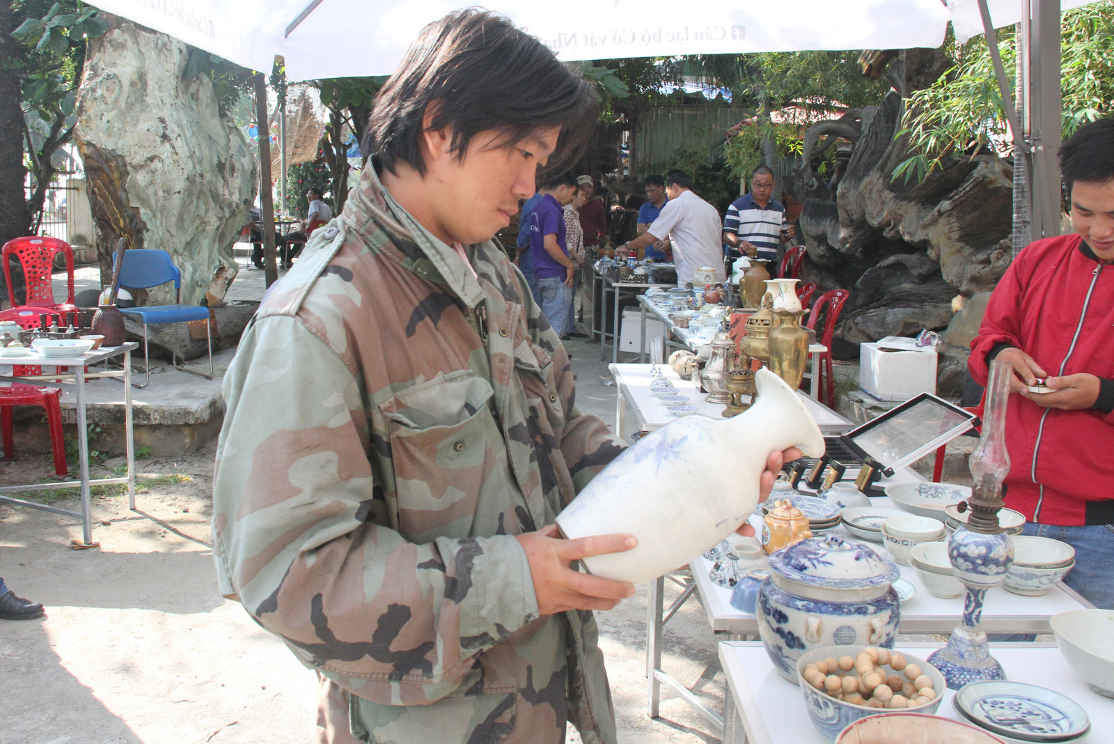 Collector from Dong Nai Province joins Khanh Hoa’s antique fair.