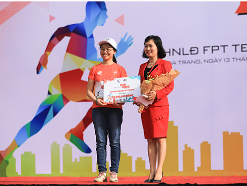 Leader of FPT Telecom giving VND180 million to representative of Nha Trang Bureau of Education and Training