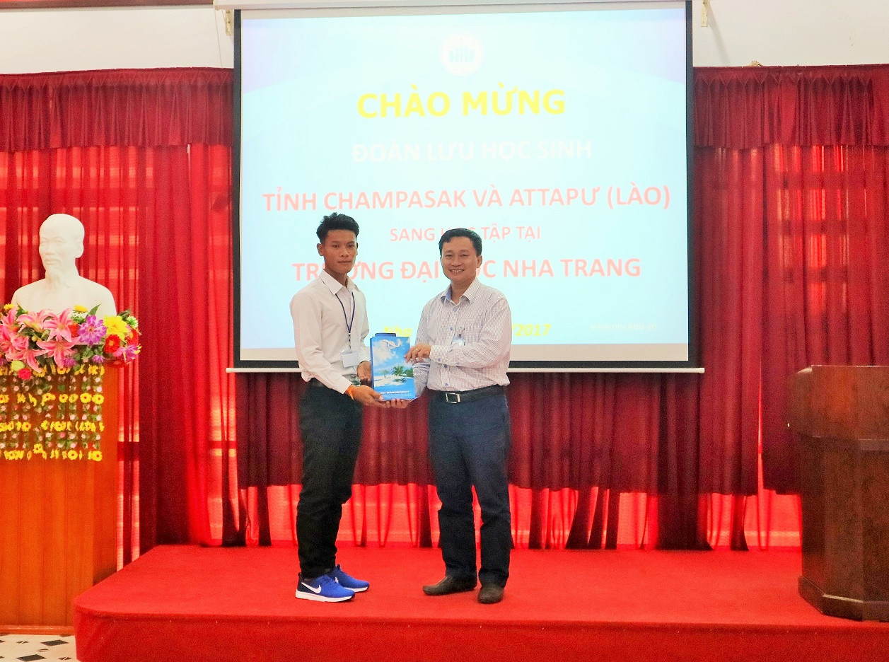 Lãnh đạo Trường Đại học Nha Trang tặng quà cho học sinh Lào.