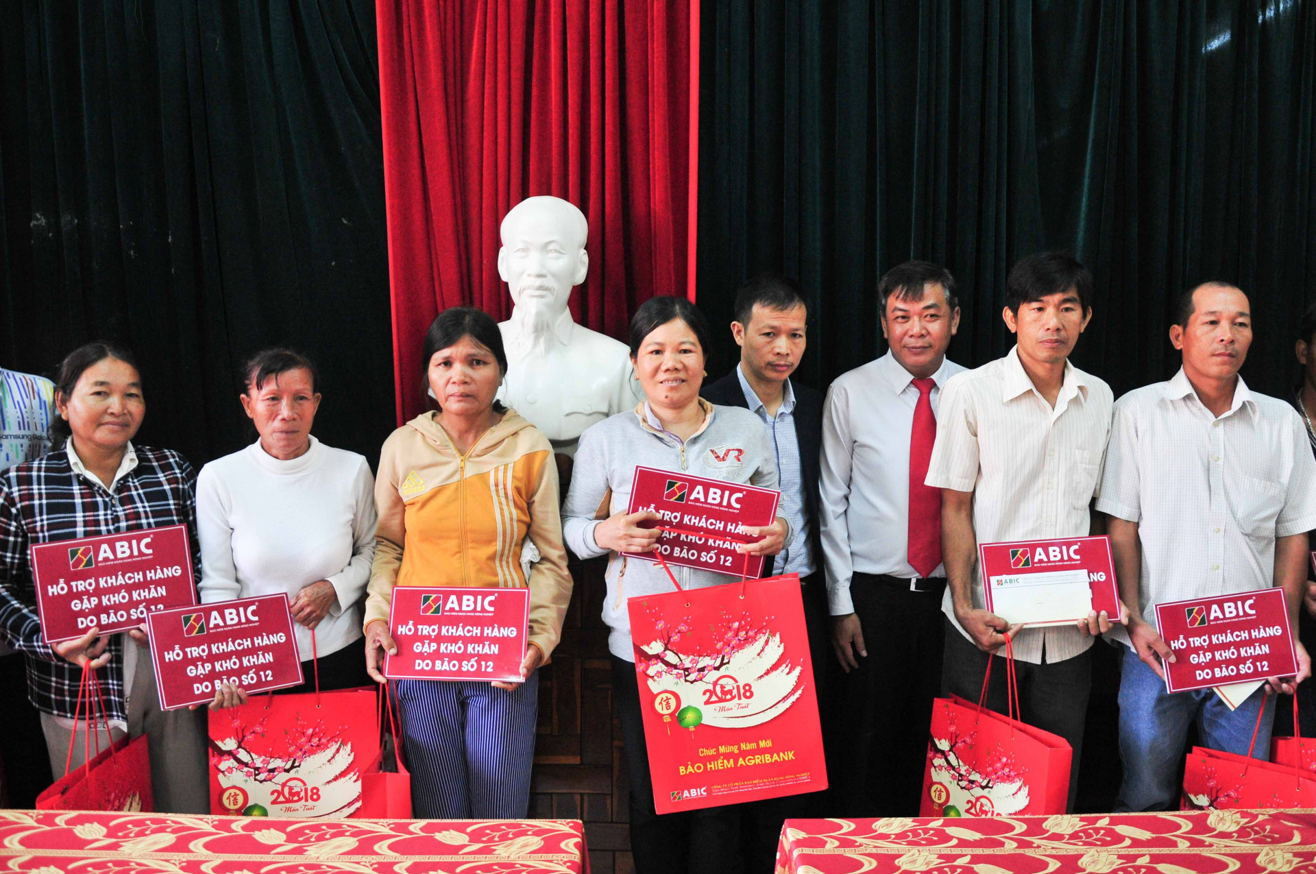 Đại diện các đơn vị trao tiền hỗ trợ người dân thị xã Ninh Hoà