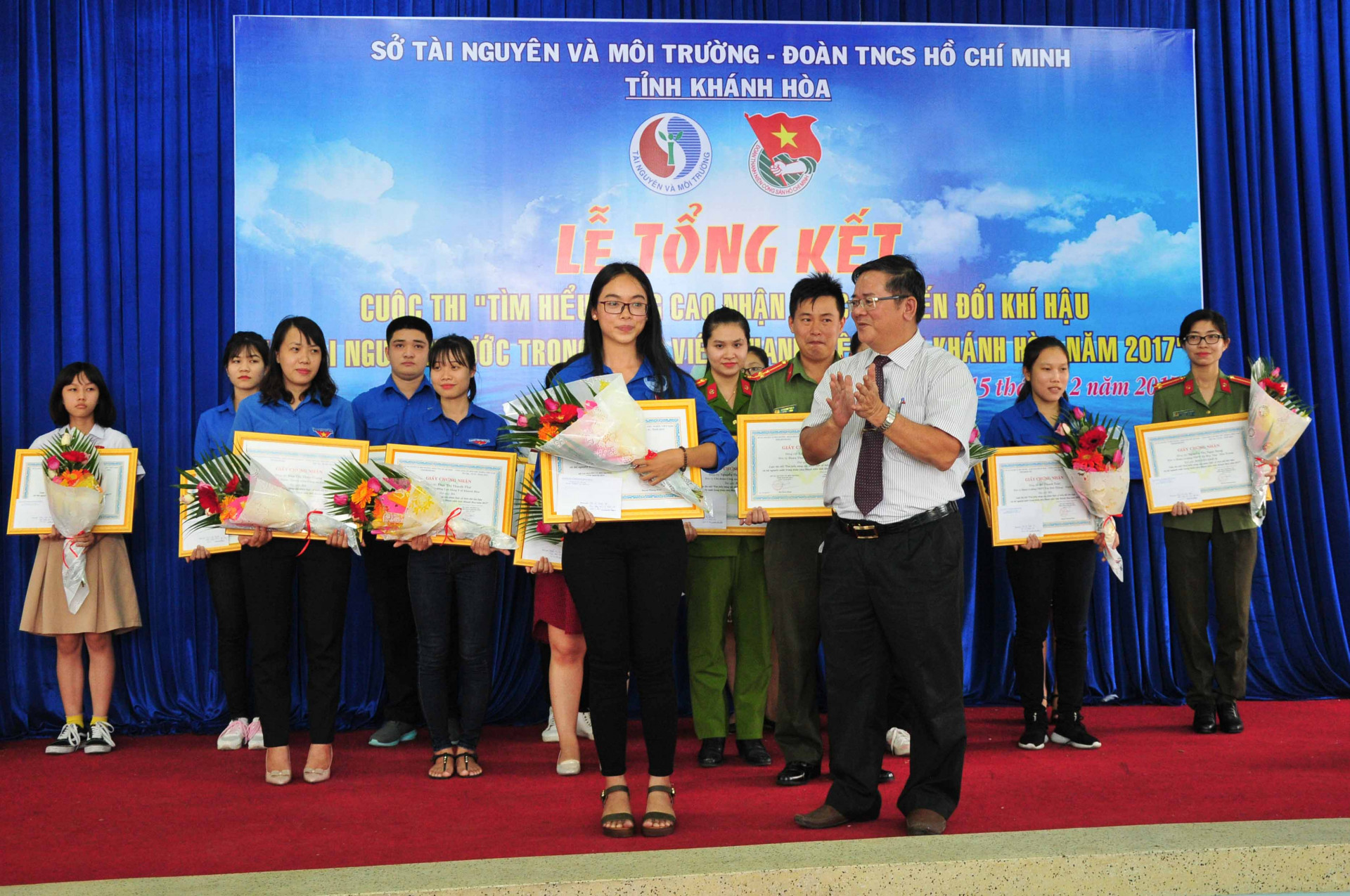 Ban tổ chức trao giải nhất cá nhân cho thí sinh Trần Thị Thanh Nhi