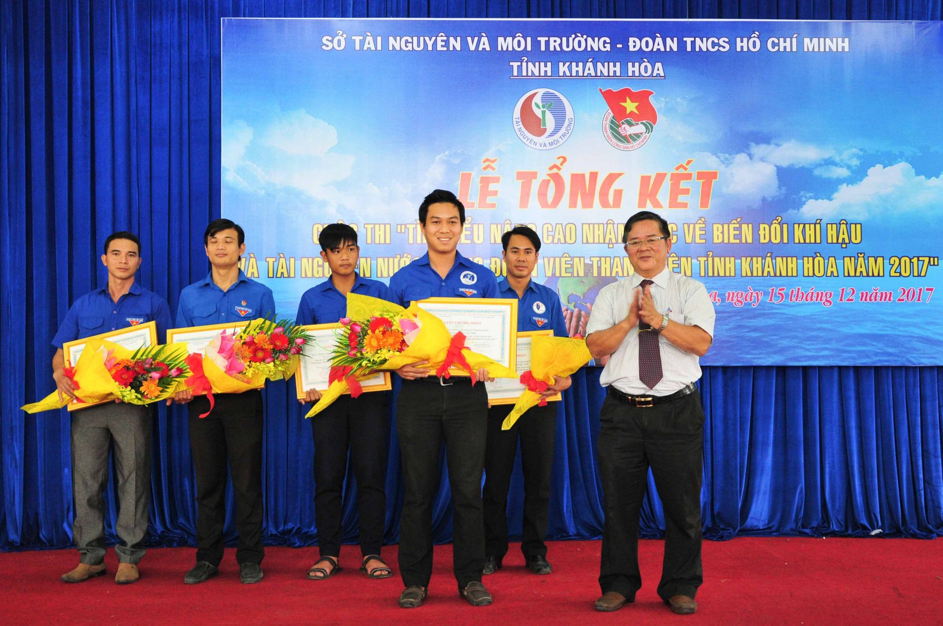 Ban tổ chức trao giải nhất tập thể cho Đoàn trường Cao đẳng Y tế Khánh Hoà