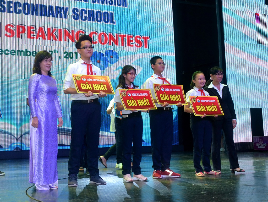 Nhà trường trao giải nhất cho các thí sinh. 