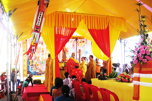 Phật tử và thân nhân các nạn nhân tham gia lễ cầu siêu
