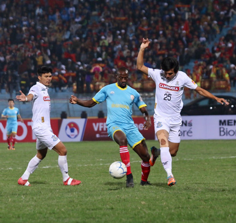 Toure Youssouf (blue uniform) performs well in match against Laos Toyota (Photo: thanhnien.vn)