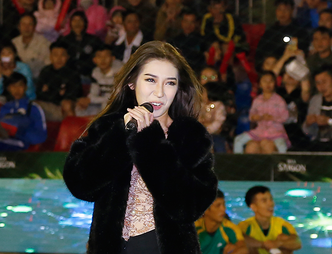Singer Khong Tu Quynh performing at final night of tournament.